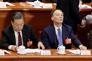 Ông Triệu Lạc Tế (trái) tại kỳ họp quốc hội Trung Quốc đang diễn ra Ảnh: REUTERS