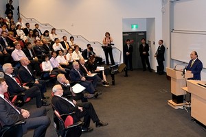 Thủ tướng Nguyễn Xuân Phúc phát biểu trước sinh viên và giảng viên Đại học Quốc gia Australia. Ảnh: VGP