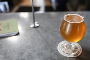 Mỗi quán bia ở Bỉ có những loại cốc đặc trưng riêng với nhiều hình thù và kích cỡ khác nhau nhưng tất cả đều được thiết kế để giữ được bọt bia lâu nhất. Ảnh: Guardian.