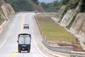 Cao tốc Nội Bài - Lào Cai giúp lưu thông hàng hóa sang Trung Quốc. Ảnh: Đ.Loan