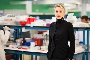 Elizabeth Holmes tại phòng thí nghiệm của công ty. Ảnh: Wakelet