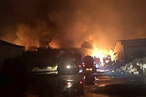 Hàng nghìn m2 nhà xưởng ở Đồng Nai cháy dữ dội. Ảnh: Phước Tuấn.