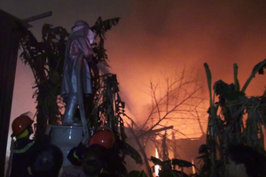 Cháy lớn kèm khói đen bao phủ xưởng phế liệu trong đêm ở Hà Nội