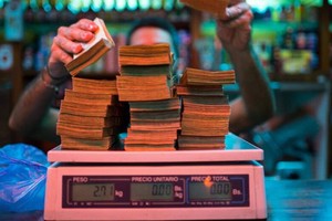 Tại Venezuela, nhiều nơi thậm chí cân tiền thay vì đếm để đỡ mất thời gian. Ảnh: Bloomberg.
