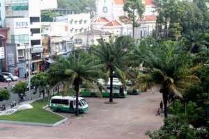 Một góc công viên 23 tháng 9 đang được dùng làm bến xe buýt.  Ảnh: Hữu Nguyên.