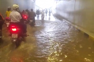 Cảnh ngập nước trong hầm chui. Ảnh: Hồng Tân.