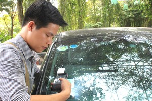 Thẻ thu phí không dừng được dán ở kính xe hoặc đèn xe. Ảnh: Đ.Loan