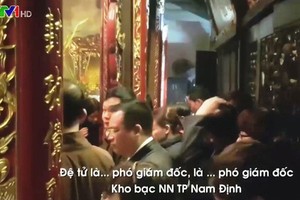 Hình ảnh cán bộ đi lễ trong giờ hành chính xuất hiện trên VTV1 (ảnh cắt từ clip VTV)