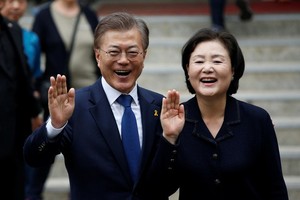 Tổng thống Hàn Quốc Moon Jae In và Đệ nhất phu nhân Kim Jung Sook (Ảnh: Reuters)