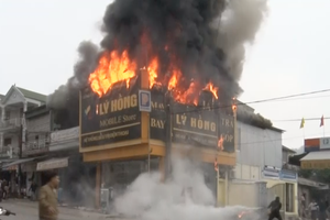 Hiện trường vụ cháy. Ảnh: Đình Tỷ.