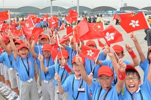 Trẻ em Hong Kong chào đón đoàn Olympic Trung Quốc tại sân bay Hong Kong năm 2016 (Ảnh: Hongkongfp)