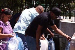 Người dân ở TP Cape Town - Nam Phi xếp hàng nhận nước Ảnh: MARKETPLACE AFRICA