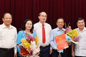 Bí thư Thành ủy TPHCM Nguyễn Thiện Nhân và lãnh đạo TPHCM tại lễ trao quyết định cho đồng chí Nguyễn Thị Lệ và đồng chí Nguyễn Hữu Hiệp. Ảnh: SGGP
