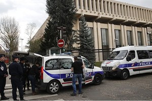 Cảnh sát Pháp bên ngoài Đại sứ Nga tại Paris sau khi có lệnh trục xuất. Ảnh: AP.