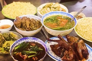 Những quán cơm gà đắt khách quanh khu trung tâm Hà Nội