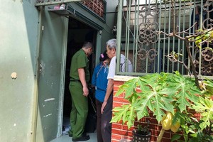 Cán bộ Công an khám xét nhà Thông (ảnh N.L)