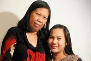 Adelaide (bên phải) bị buộc tội giết mẹ chồng, bà Myrna (bên trái).