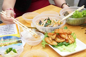 Nhiều món ăn truyền thống Việt Nam như phở, bún chả, nem, bánh tôm được truyền thông nước ngoài ca ngợi. Ảnh: Phạm Huyền.