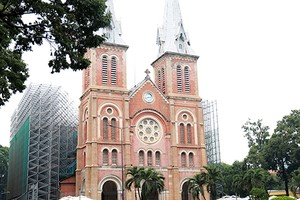 Nhà thờ Đức Bà Sài Gòn đang được rào chắn để phục vụ trùng tu. Ảnh: Hữu Công.