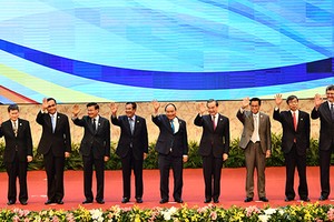 Lãnh đạo các nước GMS cùng các đối tác dự cuộc họp ngày 31/3 tại Hà Nội. Ảnh: Giang Huy.