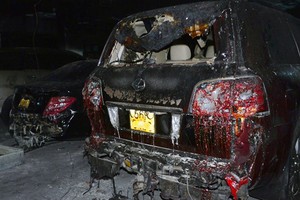 Hai xe sang cháy nham nhở trong hầm chung cư. Ảnh: Duy Trần.