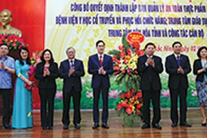 Các đồng chí lãnh đạo tỉnh Bắc Ninh chúc mừng lãnh đạo Ban Quản lý An toàn thực phẩm tỉnh.