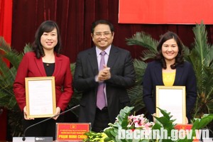 Đồng chí Phạm Minh Chính trao quyết định cho đồng chí Đào Hồng Lan và đồng chí Nguyễn Thị Hà. 