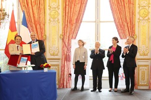 Ông Trịnh Văn Quyết, Chủ tịch HĐQT FLC và Phó Chủ tịch Airbus phụ trách thương mại Eric Schulz ký Biên bản ghi nhớ ngày 26/3 tại Pháp, trước sự chứng kiến của Tổng Bí thư Nguyễn Phú Trọng và Chủ tịch Quốc hội Pháp François de Rugy.