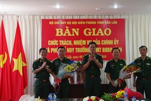 Thiếu tướng Hoàng Đăng Nhiễu tặng hoa và chúc mừng các đồng chí mới bổ nhiệm. Ảnh Daklak.gov.vn