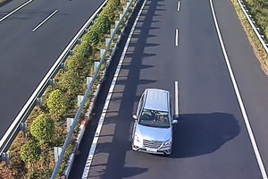 Ôtô biển số TP HCM chạy ngược chiều trên cao tốc Long Thành hôm 16/3. Ảnh: VEC E.