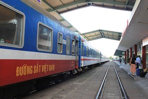 Tuyến đường sắt Đông - Tây vận tốc 160 km/h. Ảnh: Đ.Loan