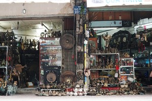 Con đường đồ cổ hơn nửa thế kỷ ở Sài Gòn