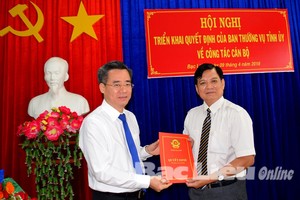 Bí thư Tỉnh ủy Nguyễn Quang Dương trao quyết định cho đồng chí Nguyễn Văn Hòa. Ảnh báo Bạc Liêu.