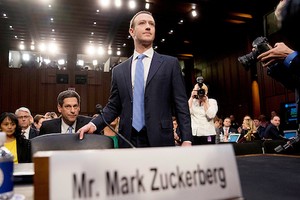 Mark Zuckerberg trong phiên điều trần sáng nay.