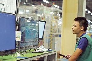 Theo dõi quy trình sản xuất tại Công ty Điện tử Samsung (Bắc Ninh).