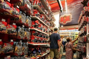 Một gian hàng bán đồ sản xuất tại Trung Quốc ở New York (Mỹ). (Nguồn: THX/TTXVN)