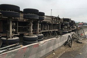 Xe đầu kéo cày hỏng dải phân cách. Ảnh: Lam Sơn.