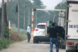 Trạm "BOT làng" ở xã Lê Thiện thu phí mỗi xe ôtô 10.000 đồng. Ảnh: Giang Chinh