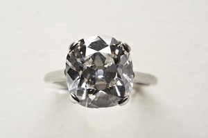 Chiếc nhẫn được đính viên kim cương khoảng 4 carat và hầu như không có nhược điểm. (Nguồn: SWNS)