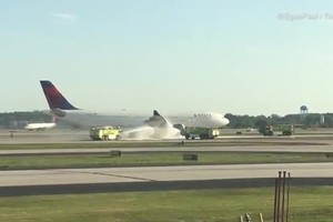 Máy bay Mỹ chở gần 290 người hạ cánh khẩn vì động cơ bốc khói