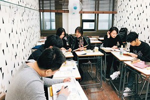 Một lớp học tiếng Việt ở quận trung tâm thủ đô Seoul. Ảnh: Chosun Ilbo.