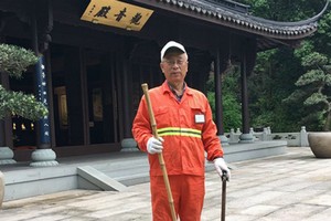 Ông Yang làm việc dọn dẹp tại Hàng Châu. Ảnh: The Paper.
