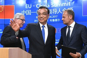 Thủ tướng Lý Khắc Cường và Chủ tịch Ủy ban Châu Âu Jean-Claude Juncker và Chủ tịch Hội đồng Châu Âu Donald Tusk tại hội nghị Trung Quốc - EU năm ngoái. Ảnh: AFP.