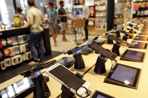 Người tiêu dùng sẽ dễ bị phân vân trước hàng loạt sản phẩm trưng bày tại cửa hàng điện thoại di động. Ảnh: Mobilenapps.