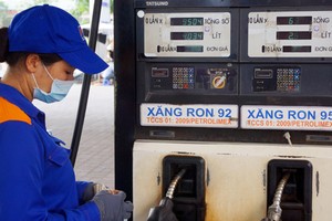 Giá xăng giữ nguyên tại kỳ điều hành chiều 23/4.