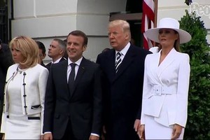 Melania từ chối nắm tay ông Trump khi đón vợ chồng Tổng thống Pháp