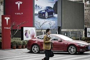 Ô tô điện Model S của Tesla tại một trạm sạc điện tại Bắc Kinh