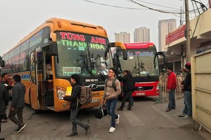 Phương tiện vận tải hành khách tại bến xe Giáp Bát. (Ảnh: Việt Hùng/Vietnam+)