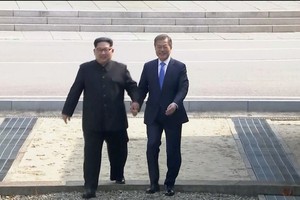 Khoảnh khắc ông Kim Jong-un mời Tổng thống Hàn Quốc bước qua giới tuyến