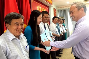 Ông Nguyễn Phú Cường, Bí thư Tỉnh ủy Đồng Nai trao quyết định điều động các lãnh đạo huyện sáng 27/4. Ảnh: Thái Hà.